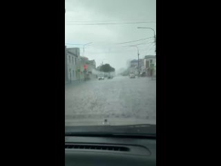 В городе Шахты сильнейший дождь с градом. По словам очевидцев, мегатуча движется на Ростов. 

На всякий..