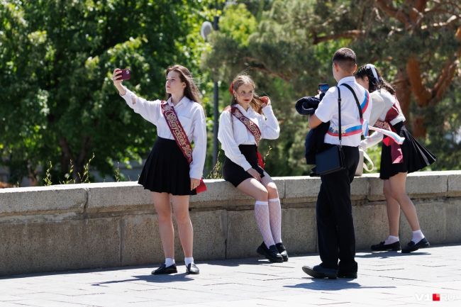 «Прощай, школа»: последние звонки отзвенели в Волгограде! 🔔🥳

❤ Счастливые и беззаботные выпускники..