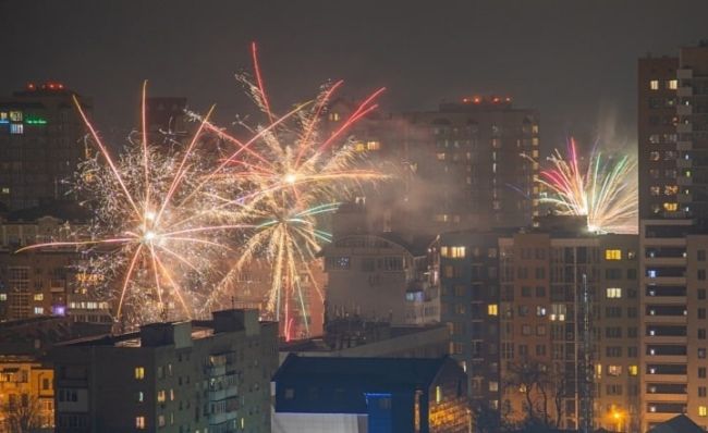 Донские власти продлили запрет на фейерверки ещё на полгода. 
 
Запускать пиротехнику нельзя до 1 декабря 2024..