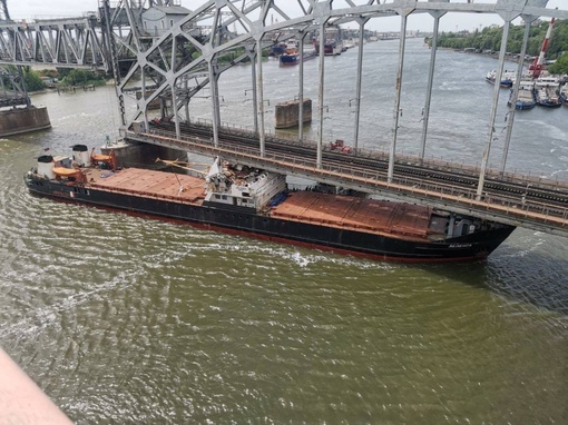 В Ростове на реке Дон сухогруз врезался в мост Сиверса. 

Судя по кадрам, судно повредило капитанскую рубку и..