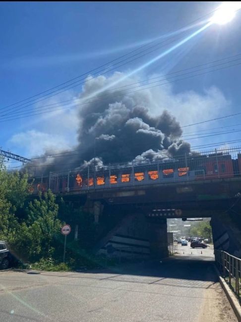 Электричка загорелась в Подмосковье.

Пожар начался между 8 и 9 вагонами электропоезда №6710 сообщением..