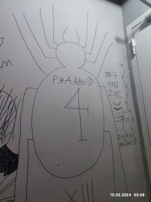 🗣️ Вот такие художества оставили на новеньких стенах «Новой Кузнечихи» юные жильцы, причем маркер этот со..