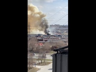 В Калининском районе произошло возгорание гаражей. Из одного гаража был эвакуирован КАМАЗ.

На месте..