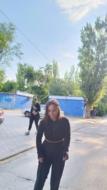 В Ростове две неадекватные  пытались отобрать собаку  у девушки. Инцидент произошёл сегодня на улице..