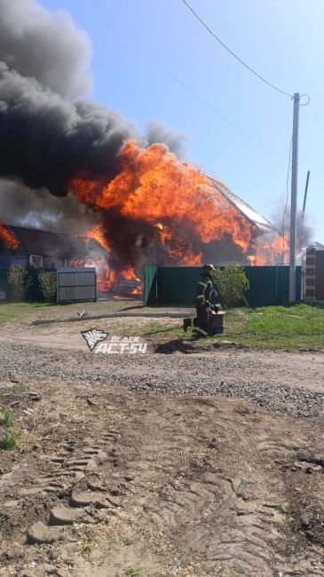 Мощный пожар произошел в поселке Садовый на улице Учительской. Возгоранию был присвоен уровень сложности ..