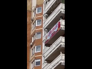 В Хорошевском районе мужчина каждый год радует соседей импровизированным концертом с балкона, исполняя..