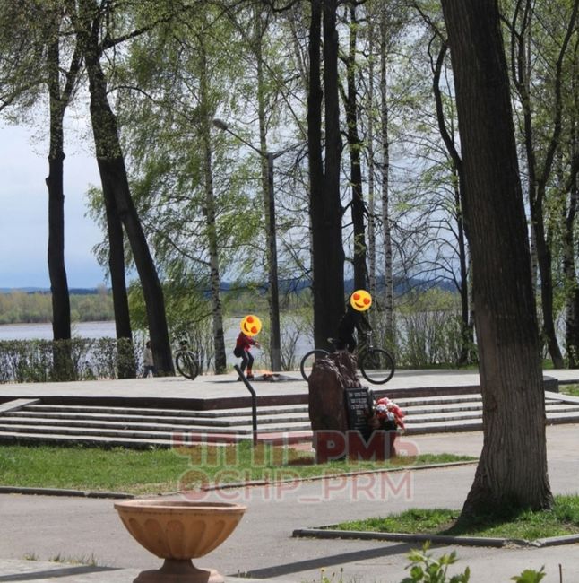 В Закамске подростки "перепутали" мемориал Вечного огня с экстрим-парком и катаются по нему на велосипедах и..