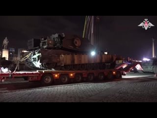 Ночью на выставку на Поклонной горе доставили трофейный танк Abrams и штурмовую инженерную машину M1150 Assault Breacher..