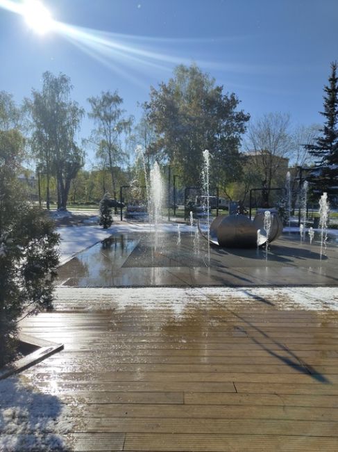 Челябинским фонтанам абсолютно всё равно в какую погоду работать 😁 

Сегодня они работали во время..