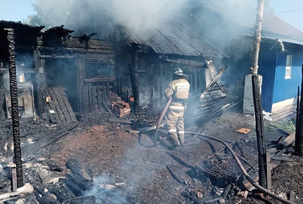 В Октябрьске 12 человек тушили горящий дом и надворные постройки 

Огонь распространился на площади 60 кв. м. 
..