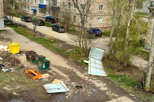 В Кунгуре ветер роняет заборы, кровли и деревья. В Краснокамске упала остановка, и пострадал ребенок. 

Зaвтpa в..