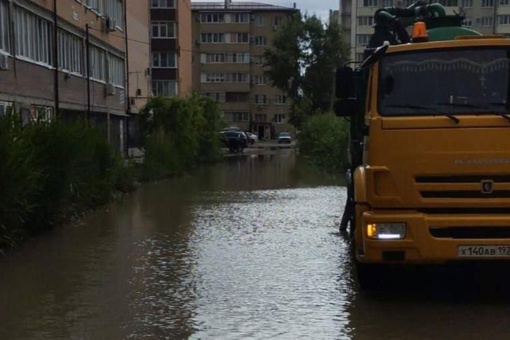 На улицах Краснодара работает водооткачивающая техника

В настоящее время три машины курсируют по..
