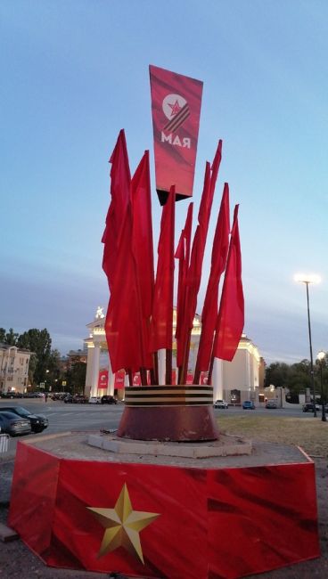 Потрясающий кадр с парада Победы на площади Павших Борцов в Волгограде!..