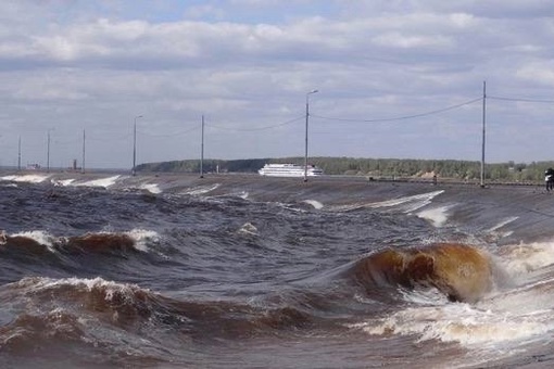 💙Из-за сильного ветра «Горьковское море» вчера превратилось в настоящее Черное. 

Смотрите, какие огромные..