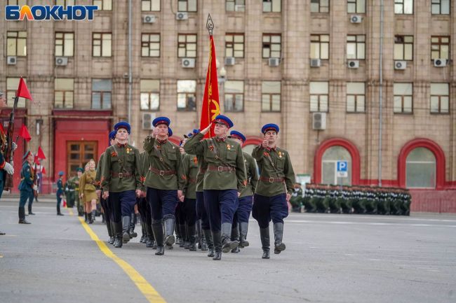 🌟 На площади Павших Борцов состоялась первая репетиция парада Победы. В этот раз отрабатывали прохождение..