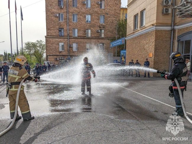 В Волгограде огнеборца зрелищно проводили на пенсию, облив водой с ног до головы 💦👨‍🚒🚒

👨‍🚒🔥 В МЧС..