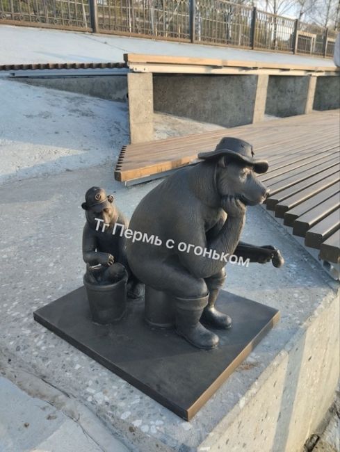 Скульптуры только установили на набережной, так кто-то уже сломал у медведя удочку. Ну как..