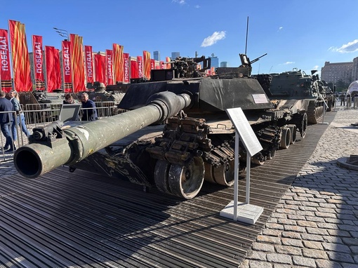 Один из главных экспонатов выставки трофейной техники на Поклонной горе в Москве — американский танк M1 Abrams...