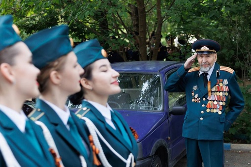 В Ростове прошли мини-парады, на которых поздравили 14 ветеранов с 79-летием победы в Великой Отечественной..
