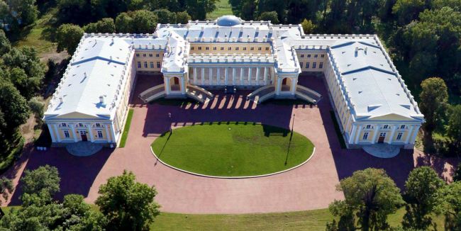 В Петербурге и окрестностях есть множество дворцов и усадеб с интересной историей и красочным оформлением...