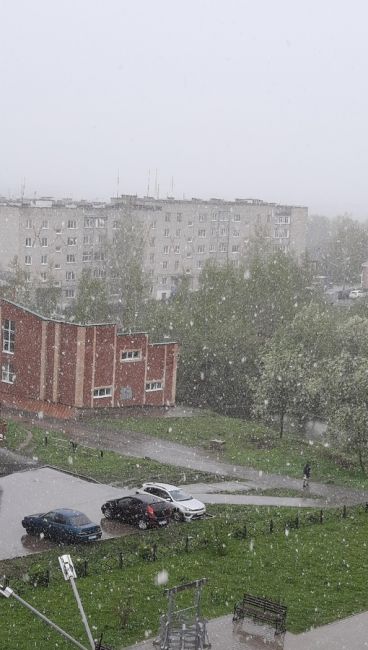 ❄ В Пермский край вернулась зима. О снегопадах сообщают жители Кочево, Кудмыкара, Юрлы. Такого позднего..