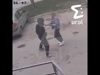 В видео присутствуют неприятные кадры

️В соседнем Екатеринбурге парень на глазах у прохожих зарезал..