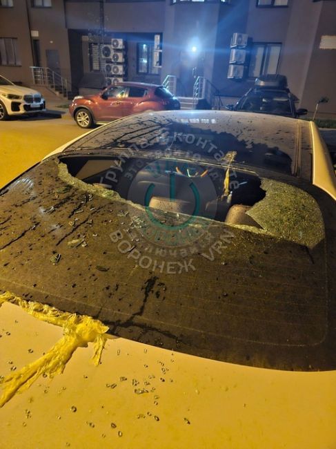 Московский проспект 126, скинули пакет с водой на машину и разбили заднее стекло..