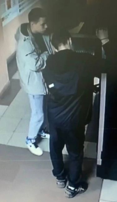 Омская полиция разыскивает мужчин, потративших деньги с чужой банковской карты 

Сотрудники отдела полиции..