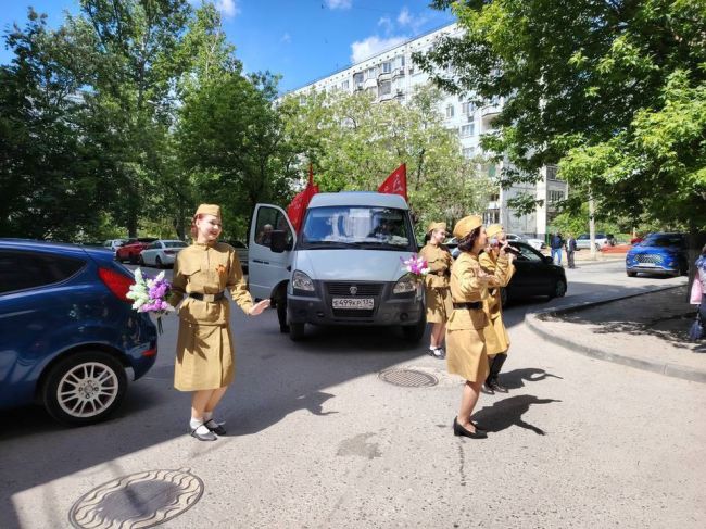 В Волгограде прошла очень душевная акция «Победа в каждый дом» 👏🏻😍

🕊️ Во дворы ветеранов приехали..