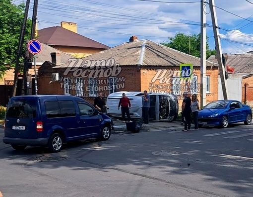 ⚠️ДТП с переворотом на 36 линии/Рябышева. Машина улетела на тротуар и в стену частного дома. Обошлось..