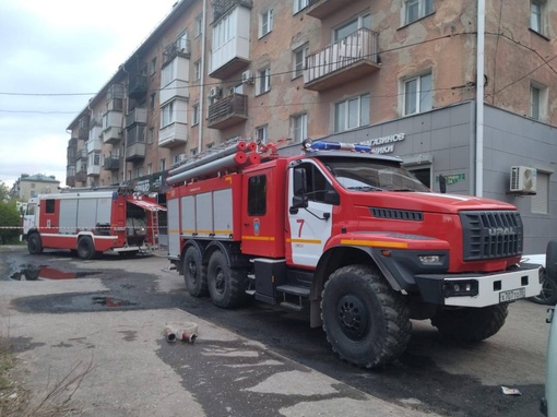 От пожара в спортивном магазине напротив политеха пострадали несколько квартир в этой пятиэтажке. 

Как..