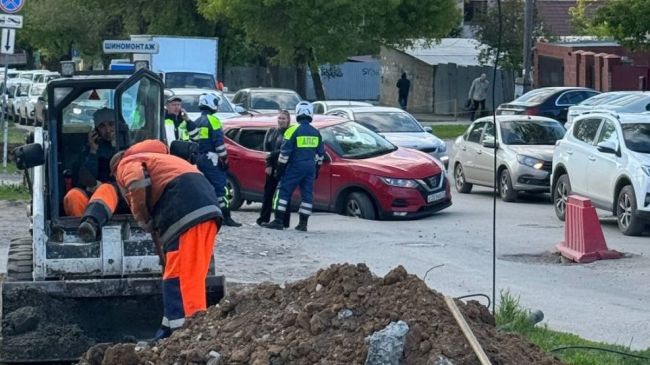 В Самаре провалилась под землю машина с детьми 

В областном центре вновь завелись "дорожные черви"

В Самаре..