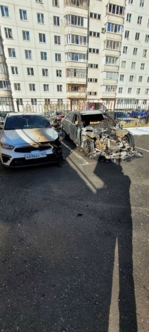 Сегодня ночью на Сысольской, 10/4 в Перми взорвалась машина и сгорела. Пострадали и близстоящие авто

В МЧС..