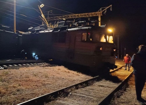 ❗В графике движения поездов произошел сбой в Ростовской области из-за схода электровоза. Случилось это..