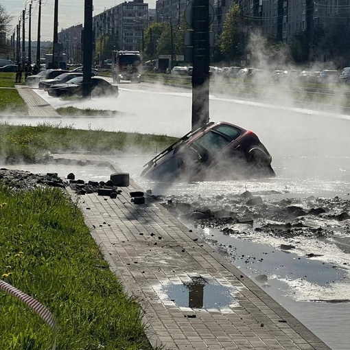 Автомобили плавают в кипятке после прорыва в Купчино

В Петербурге очередной прорыв, но опять не тот, что 20..