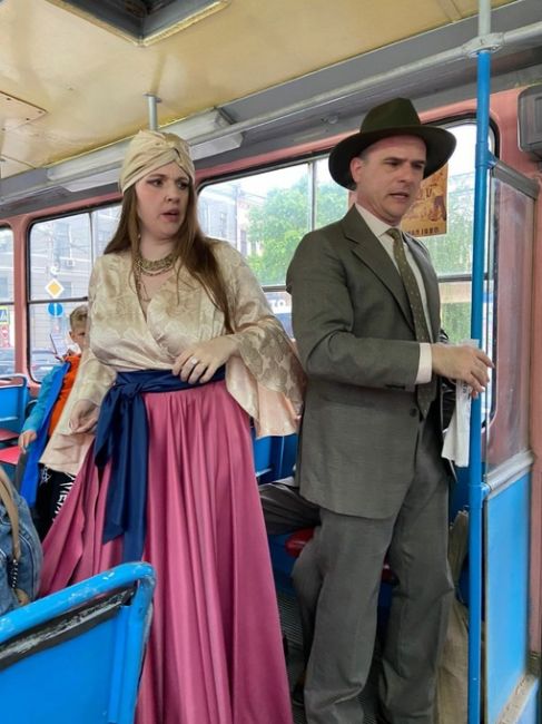 Актеры ростовских театров начали проводить в городских трамваях постановки мини-спектаклей. В основном..