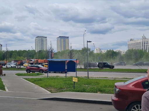 Крупное ДТП на Ленинском проспекте с участием множества машин.

Одна из машин перевернулась, движение в..