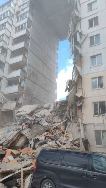 ⚡́Подъезд многоэтажки в Белгороде обрушился в результате прямого попадания управляемого снаряда ВСУ...