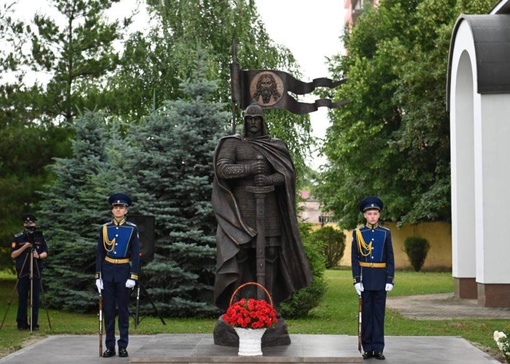 В Краснодаре сегодня открыли памятник князю Александру Невскому

Он расположен на территории..