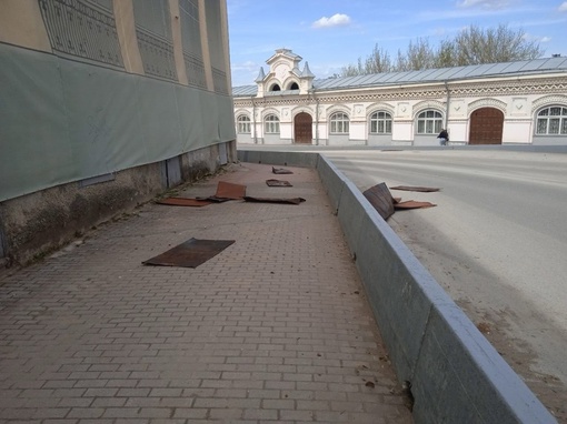 В Кунгуре ветер роняет заборы, кровли и деревья. В Краснокамске упала остановка, и пострадал ребенок. 

Зaвтpa в..