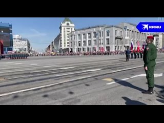 На площадь Ленина сейчас вносят государственный флаг Российской Федерации и Знамя..
