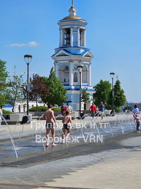 На Советской площади сезон..