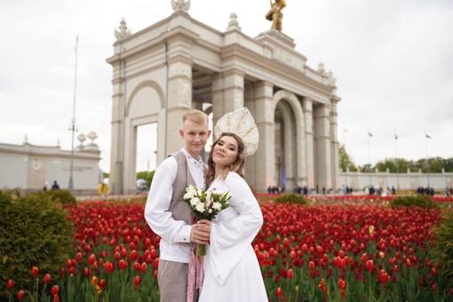 Пермяки Данил и Оксана поженились на массовой свадьбе в Москве в необычных нарядах

В первый день Свадебного..