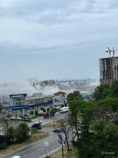 На ростовском рынке «Фортуна» начался пожар. По предварительным данным, загорелся один из павильонов. На..
