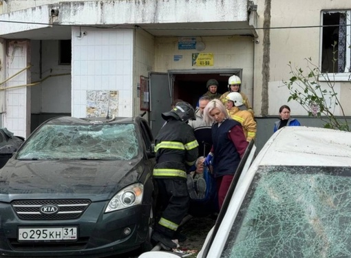 ❗️Что известно о трагедии в Белгороде к этому часу:

— в районе 11:30 в десятиэтажку попали обломки сбитой..