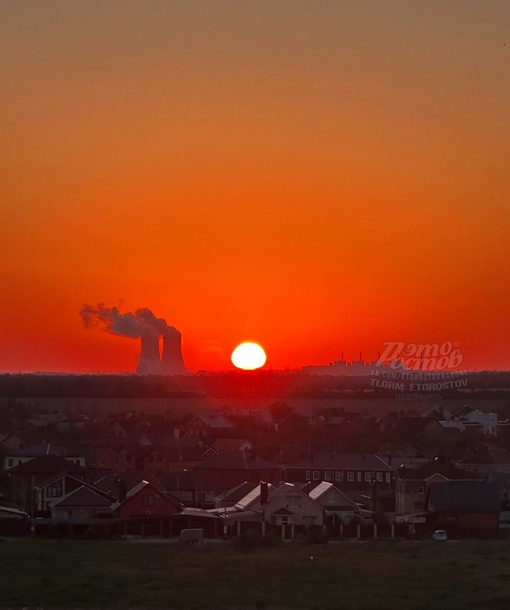 Рассвет с видом на ростовскую АЭС 🏭 

Фото: Даниил..