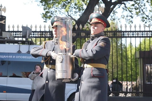 У стен Кремля дан старт ежегодной патриотической акции «Огонь памяти». Его зажгли от Вечного Огня на Могиле..