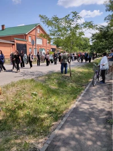 В Ростовской области прошли похороны 8-летней девочки, убитой предположительно..