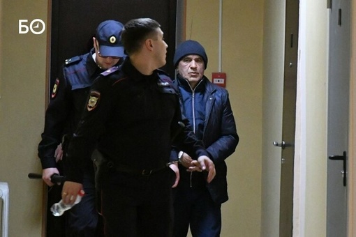 Энгеля Фаттахова доставили в наручниках в суд.

Напомним, его повязали за взятку почти в 22 млн рублей. Такова..