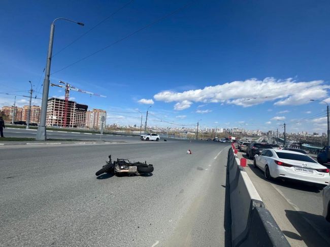 Перестроился в мотоцикл. На Октябрьскому мосту в ДТП пострадала байкерша

Мужчина за рулем Haval решил..